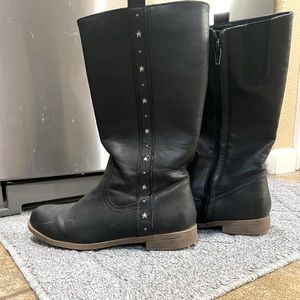 Kids black boots with star detailing.